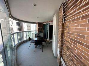 2 quartos- Estanconfor AC sacada fechada garagem com arrumação diária