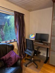 Stockholm-Arlanda privat rum i rymlig villa gratis wifi 1Gb fiber parkering Room1