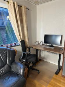 Stockholm-Arlanda privat rum i rymlig villa gratis wifi 1Gb fiber parkering Room1