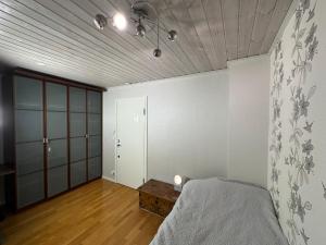 Stockholm-Arlanda privat rum i rymlig villa gratis wifi 1Gb fiber parkering Room1