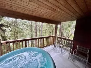 Cozy 2 Bedroom Waterfront Cottage With Hot Tub! - Ucluelet