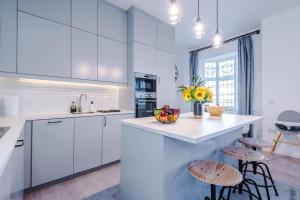 New! Stylish City-Centre Flat wparking, Sleeps 4!