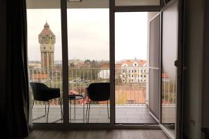 Riverside Apt & private parking, KING BED & CRIB