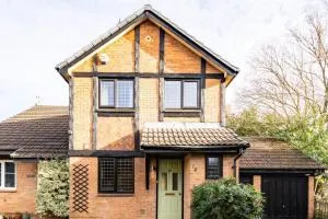 Ratby House - Spacious 3 Bed with Garden & Parking - Winnersh