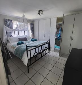 APPLES APARTMENT 6B