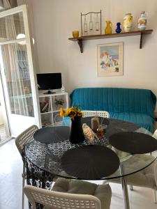 Studio lumineux avec balcon à proximité de la mer