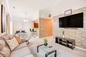 4 Mi to HPU Pet-Friendly Home with Yard! - Oakview