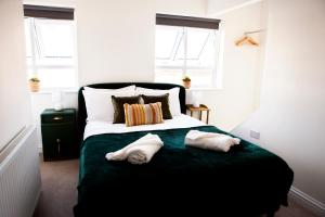 Cotswolds Large 4 bed house-Sleeps 10-Free Parking-Wifi
