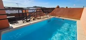 Homes of Spain, Apartamentos Paraiso Vera Playa, Ed Tahiti, Atico B de 2 dormitorios con piscina privada en solárium y barbacoa, pie de playa - Playas de Vera