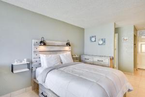 Breezy Daytona Beach Studio with Balcony and Views!