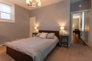 Cozy Apt in Walkable Area Downtown with Parking