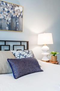 Stylish Flat in Walkable Downtown w Parking