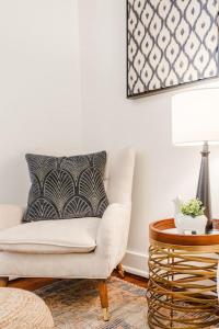 Stylish Flat in Walkable Downtown w Parking