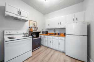 Cozy 1BR with Parking - Near UC, Zoo, Downtown