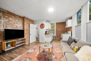 Cozy Studio with Parking - Near UC, Zoo, Downtown