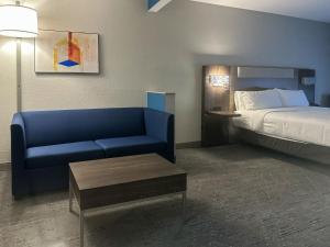 King Suite - Non-Smoking room in Holiday Inn Express Hotel & Suites Ennis an IHG Hotel