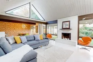 Mid-Century Marvel - تيغارد