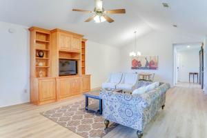 Relax Fireside! Poolside Oasis 3 Mi to Dtwn Sanger