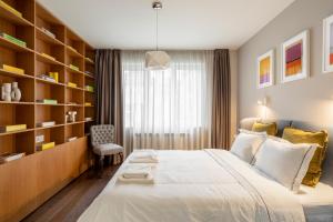 NEW High-End Designer 3BR Central Apt