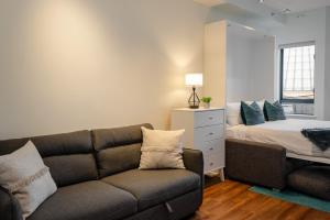 Studio in Market Pavilion, Private Balcony, Common Hot Tub, Epic Village Location, Parking