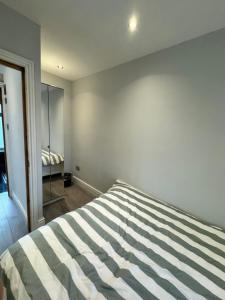 1 bed with kitchenette and bathroom