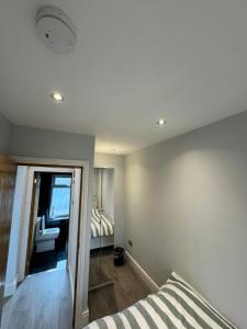 1 bed with kitchenette and bathroom