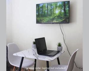 SIMBAS NOOK - A modern Budget Studio Apartment in Syokimau, Nairobi with Fast WiFi & Netflix - Near the JKIA Airport, SGR Station & Gateway Mall