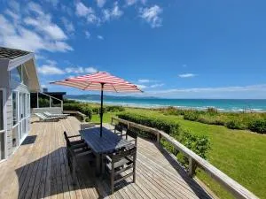 Matarangi Beachfront - Matarangi Holiday Home - Whangapoua