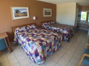 Budget Double Room with Two Double Beds - Smoking room in Budget Inn Motel
