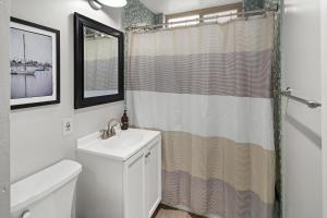 Stunning Beach Home - large patio, parking, ac & dog friendly!