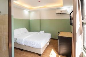 St. Marvin Studio Makati M406