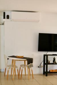 Surf Shack in Iconic Rainbow Bay - Coolangatta QLD (pet friendly)