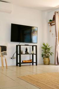 Surf Shack in Iconic Rainbow Bay - Coolangatta QLD (pet friendly)