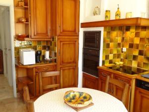 Maisons de vacances Maison Taillades, 4 pieces, 6 personnes - FR-1-708-52 : photos des chambres