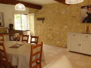 Maisons de vacances Maison Taillades, 5 pieces, 6 personnes - FR-1-708-53 : photos des chambres