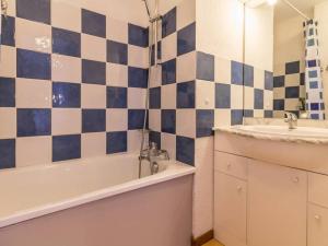 Appartement accueillant T3, proche pistes, balcon - FR-1-267-280