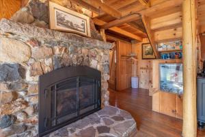 Coziest Cabin in Tahoe w Stone Fireplace Comfy Beds Close to Slopes & Lake