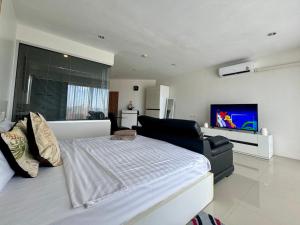 Thawi Studio with Sea View in Chic Condo