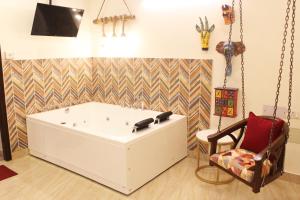 Luxurious Jacuzzi Hot Tub 1BHK Suite with Spa Tub 11