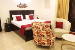 Luxurious Jacuzzi Hot Tub 1BHK Suite with Spa Tub 11