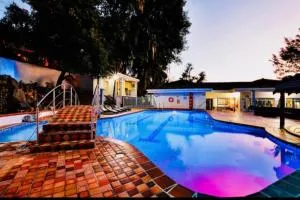 POBLADO TROPICAL 13 BEDROOM MANSION POOL JACUZZI AC BUTLER 5 MINUTES TO LLERAS - 恩维加多