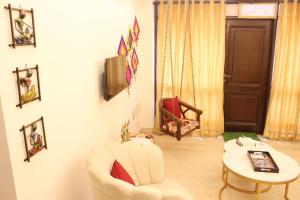 Luxurious Jacuzzi Hot Tub 1BHK Suite with Spa Tub 11