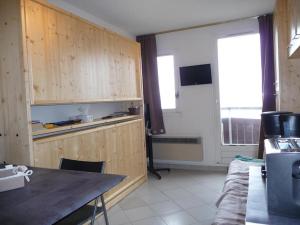 Appartements Studio renove proche pistes, balcon, TV, ascenseur - FR-1-771-4 : photos des chambres