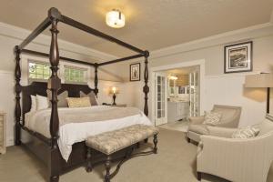 Deluxe Suite with Spa Bath room in Huff House Inn and Cabins