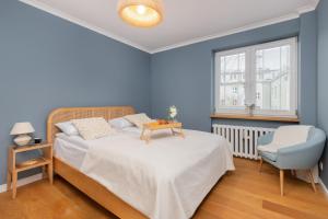 Cozy Pastel Two Bedroom Apartment in Central Gdynia by Noclegi Renters
