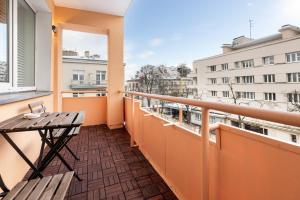 Cozy Pastel Two Bedroom Apartment in Central Gdynia by Renters