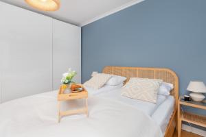 Cozy Pastel Two Bedroom Apartment in Central Gdynia by Renters