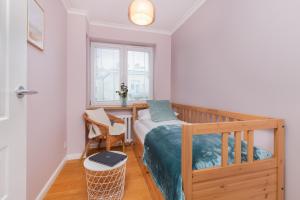 Cozy Pastel Two Bedroom Apartment in Central Gdynia by Noclegi Renters