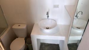 Yay Lodge SIARGAO, private room 2 with AC & hot shower and fast Starlink Wifi