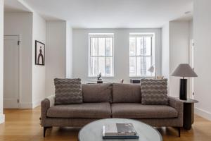 FiDi 1br w golf simulator nr freedom tower NYC-1338